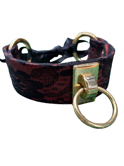 Coleira rajada de couro com detalhes vermelhos e preto