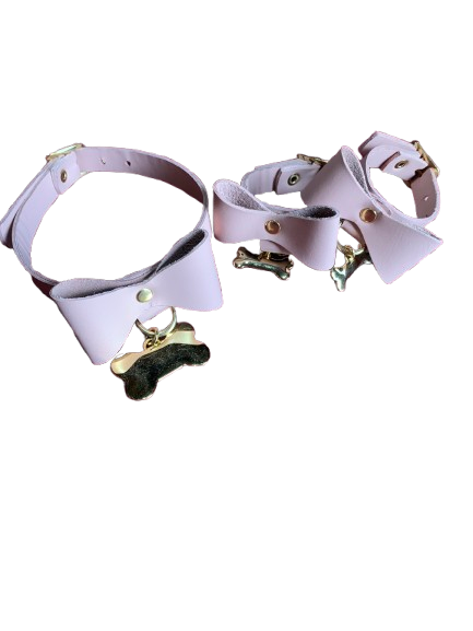 Coleira rosa baby de couro com detalhes dourados