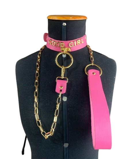 Coleira rosa de couro com detalhes dourados